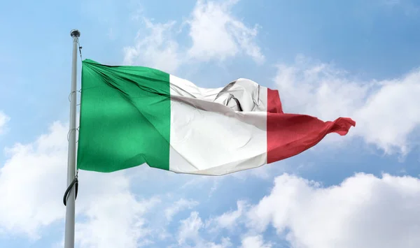 Μια Ιταλική Σημαία Κυματίζει Ένα Στύλο Στον Γαλάζιο Ουρανό — Φωτογραφία Αρχείου