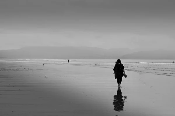 해변에서 여자가 그레이 스케일의 사진을 — 스톡 사진