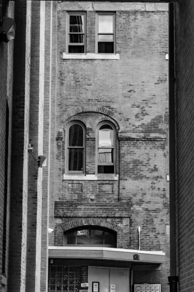 Прекрасний Сірий Знімок Старої Будівлі — стокове фото