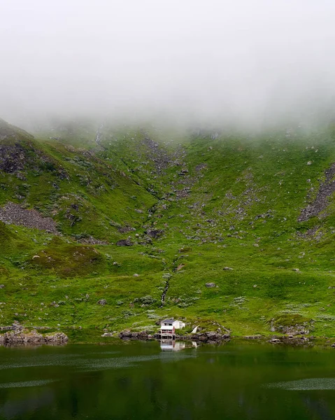 Small Cottage Shore Foggy Mountain Background — Fotografia de Stock