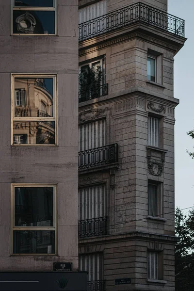 Vue Verticale Une Façade Immeuble Résidentiel — Photo