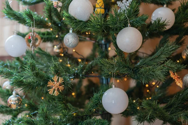 Topları Yıldızları Noel Işıkları Süslemeli Noel Ağacına Yakın Çekim — Stok fotoğraf