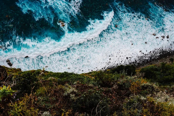 Aerial Shot Rocky Beach Crashing Waves Breaking Coastline — Stockfoto