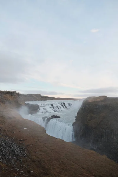 Una Vista Natural Famosa Cascada Gullfoss Islandia Bajo Cielo Nublado —  Fotos de Stock