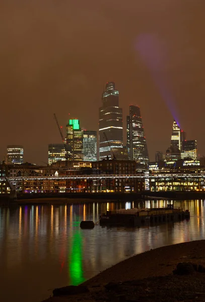 英国の夜のロンドンの金融街の眺め — ストック写真