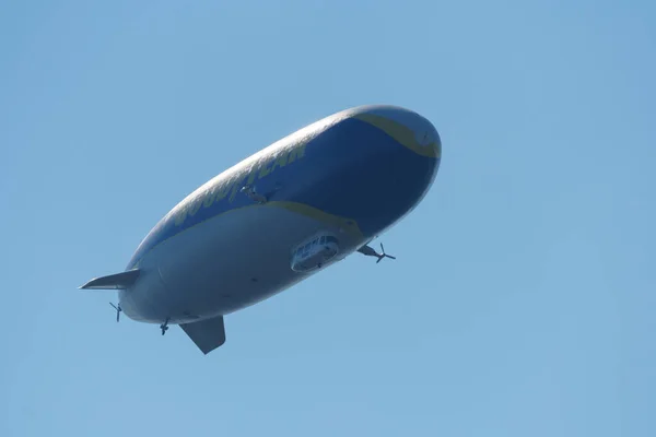 Bodensee Niemcy Sierpnia 2020 Zeppelin Locie Niebieskim Niebem Odbiciem Słońca — Zdjęcie stockowe