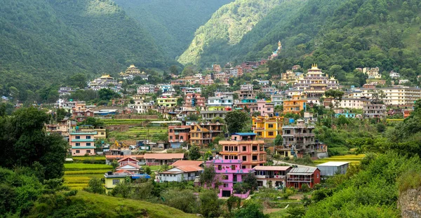 Beau Plan Une Ville Dans Les Montagnes Verdoyantes Avec Des — Photo