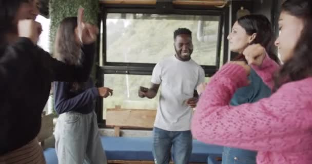 Кадри Друзів Які Добре Проводять Час Разом Кафе Танцюють — стокове відео