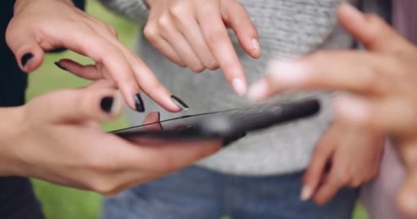 Muitas Mãos Segurando Apontando Para Smartphone — Vídeo de Stock