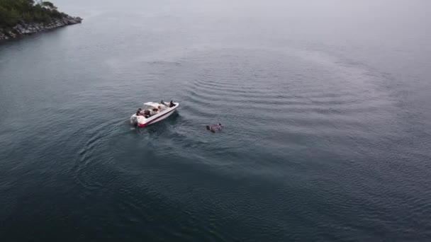 海岸与船的镜头 — 图库视频影像