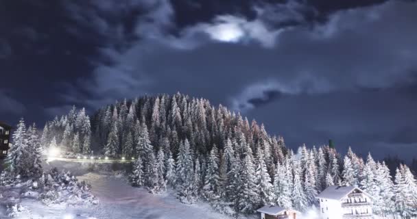 Hermosa toma de montañas nevadas sobre las nubes durante el día — Vídeos de Stock