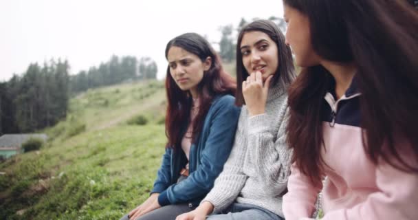 Groupe Amies Passer Temps Ensemble Dans Forêt Prendre Des Photos — Video