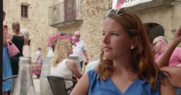 Filmaufnahmen Von Menschen Einem Restaurant Der Altstadt — Stockvideo