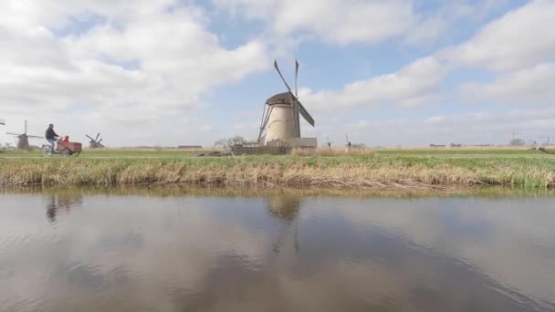 Ανεμόμυλοι Κοντά Στο Νερό Στην Ολλανδική Ύπαιθρο — Αρχείο Βίντεο