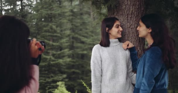 Gruppe Von Freundinnen Die Zusammen Zeit Wald Verbringen Und Fotos — Stockvideo