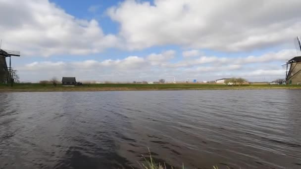 Windmühlen Wassernähe Der Niederländischen Landschaft — Stockvideo