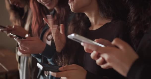 Footage Friends Having Good Time Together Cafe Using Smartphones — Vídeos de Stock