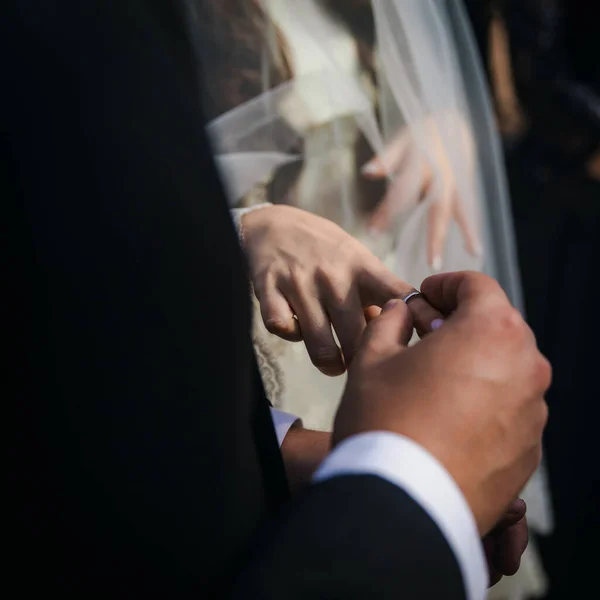 Closeup Hand Man Placing Wedding Ring Bride Finger — Stok fotoğraf