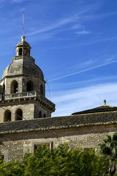 Tiro Vertical Ângulo Baixo Uma Igreja Sob Céu Azul Espanha — Fotografia de Stock