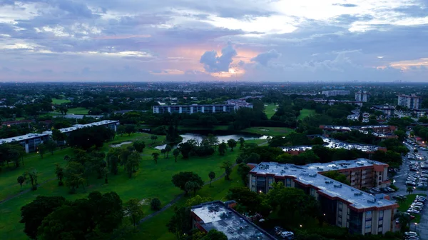 劳德代尔堡的景色 佛罗里达州住宅区上空的日落天空 — 图库照片