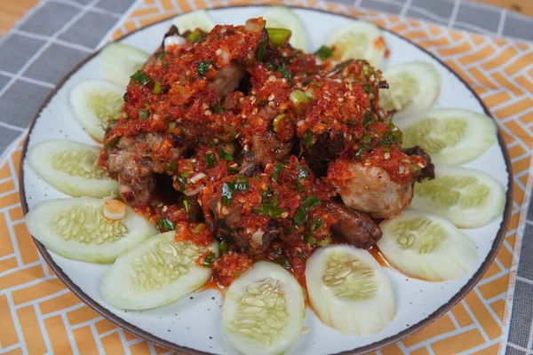 Closeup Shot Fish Tomato Sauce Sliced Cucumber — Stockfoto