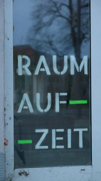 Μια Κάθετη Λήψη Ενός Κειμένου Στα Γερμανικά Δακτυλογραφημένο Στο Γυαλί — Φωτογραφία Αρχείου