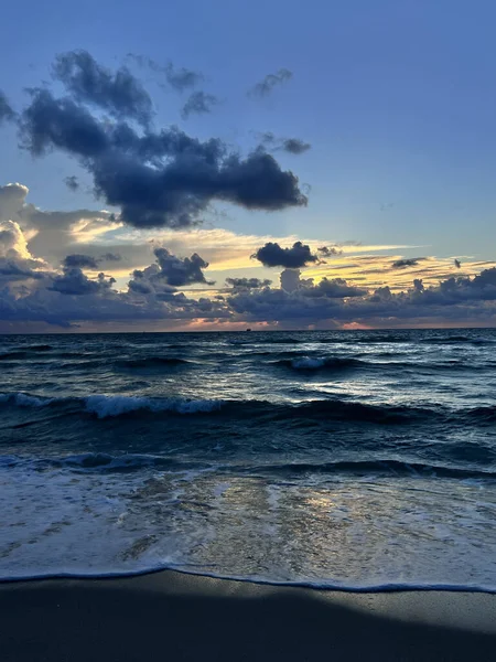 Vertical Shot Sea Beautiful Cloudy Sky Sunrise — стоковое фото
