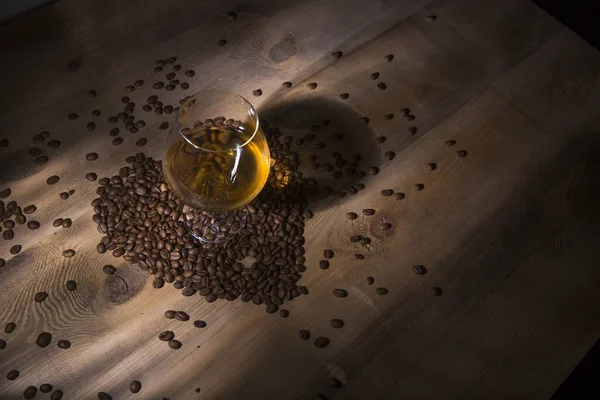 High Angle Shot Glass Brandy Coffee Beans Scattered Wooden Table — Foto de Stock