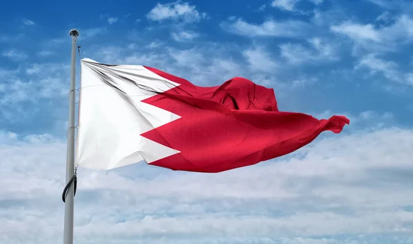 Een Bahrein Vlag Zwaaiend Een Paal Een Blauwe Lucht — Stockfoto