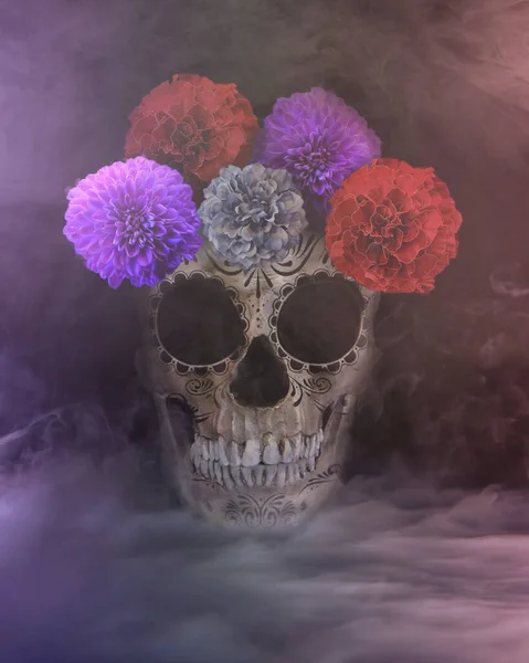 Vertical Shot Calavera Decorated Colorful Flowers Sugar Skull Shrouded Mist — Stok fotoğraf