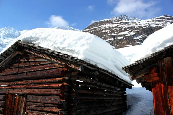 冬の雪に覆われた山々や小屋の美しい景色 — ストック写真