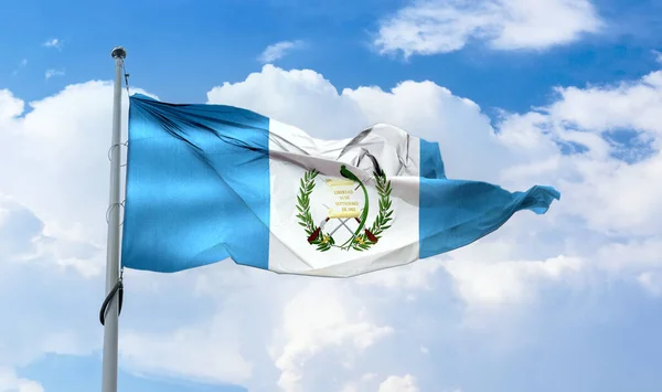 Uma Bandeira Guatemala Acenando Poste Céu Azul — Fotografia de Stock