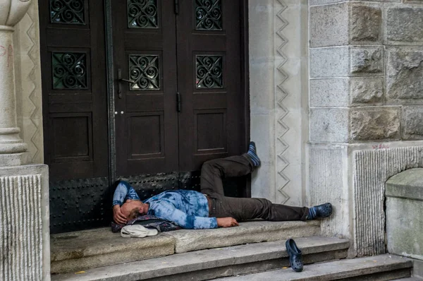 ブラチスラ スロバキア2014年8月1日 金属製のドアの近くで寝ているホームレス — ストック写真