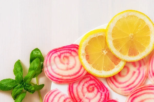 Closeup Shot Sliced Lemons Beetroots Decorated Basil — Zdjęcie stockowe