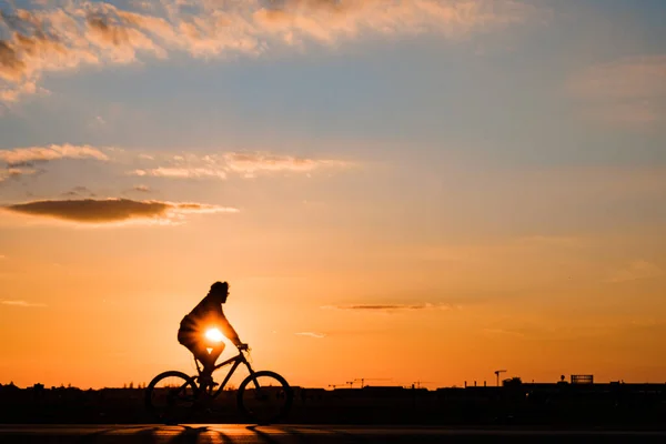 Beautiful Shot Man Riding His Bicycle Sunset — Stockfoto