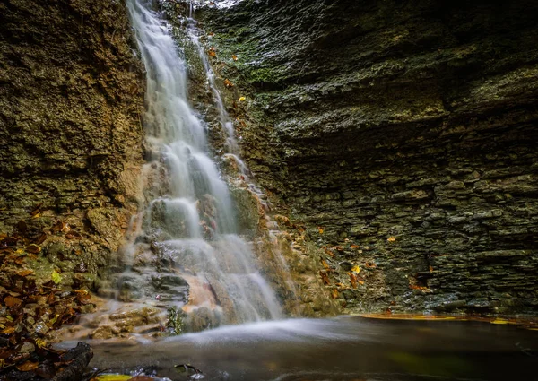 Beautiful Shot Waterfall Rocks Autumn Leaves — Photo