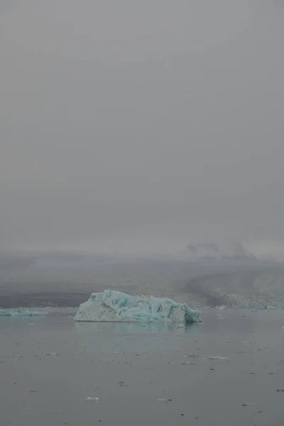 Μια Ανατριχιαστική Θέα Της Λιμνοθάλασσας Του Παγετώνα Jokulsarlon Στην Ισλανδία — Φωτογραφία Αρχείου