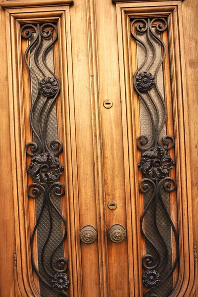 Вертикальний Знімок Старих Дерев Яних Дверей Двома Сторонами Декоративними Залізними — стокове фото