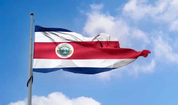 Kostarická Vlajka Vlnící Tyči Modré Obloze — Stock fotografie