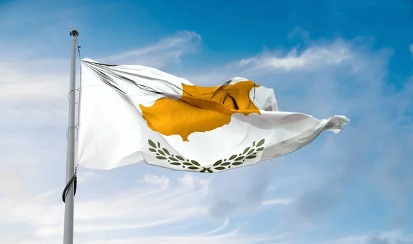 青い空に極を振っているキプロスの旗 — ストック写真