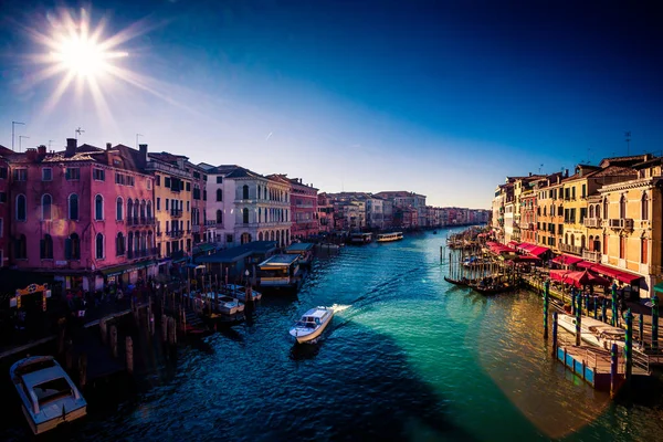 Beautiful Shot Cityscape Venice Boats Canal Blue Sky Sunny Day — Stockfoto