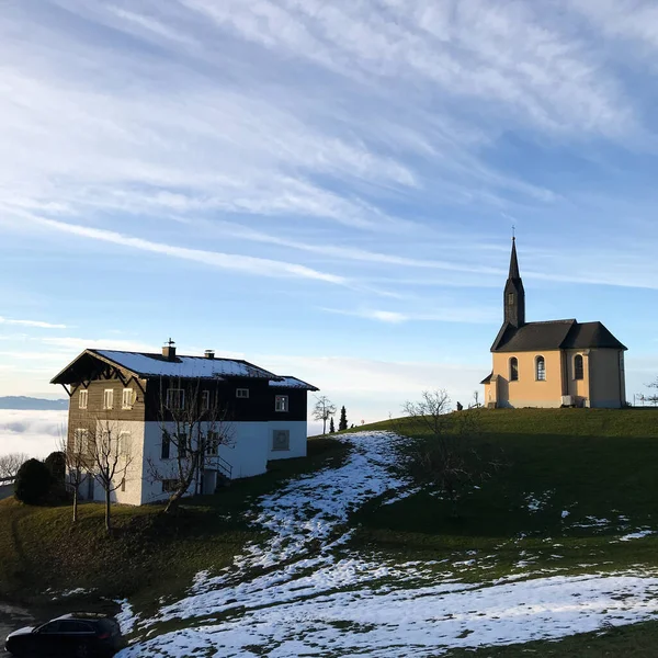 Μια Δροσερή Θέα Του Παλιού Σπιτιού Και Της Εκκλησίας Χιόνι — Φωτογραφία Αρχείου
