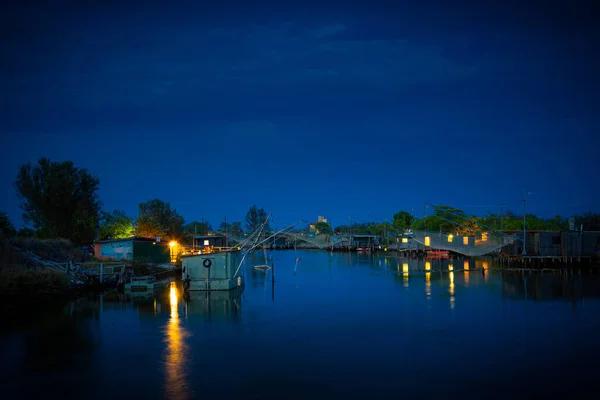 Beautiful Shot Lagoon Comacchio Valleys Illuminated Wooden Stilt Houses Night — Fotografia de Stock