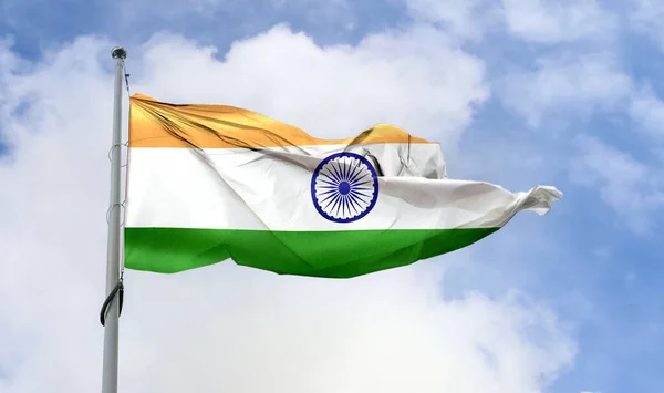 Indická Vlajka Vlnící Tyči Modré Obloze — Stock fotografie