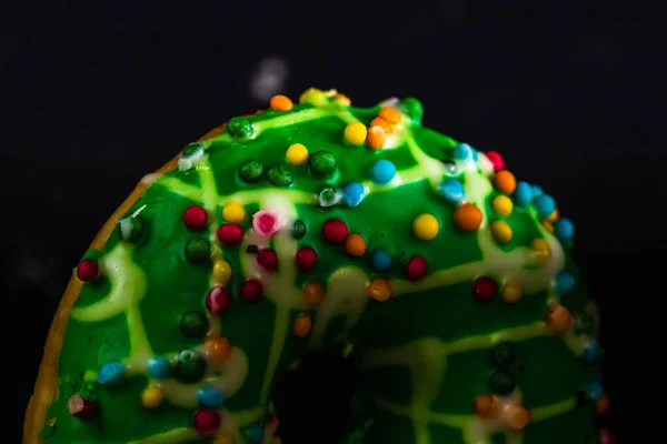 Closeup Fresh Green Colored Donut Sprinkles Black Background — Zdjęcie stockowe