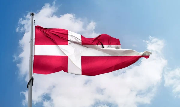 Прапор Данії Махає Стовпі Синьому Небі — стокове фото