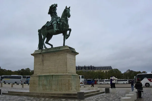 Paris Francja Październik 2019 Pomnik Ludwika Xiv Przed Pałacem Wersalskim — Zdjęcie stockowe