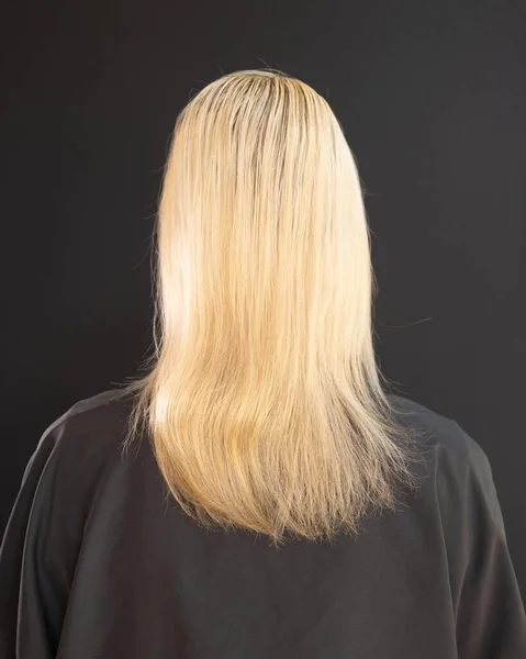 Een Verticaal Schot Van Een Blonde Vrouw Rug — Stockfoto