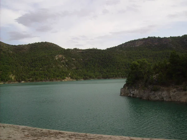 Μια Λίμνη Στα Πράσινα Βουνά — Φωτογραφία Αρχείου
