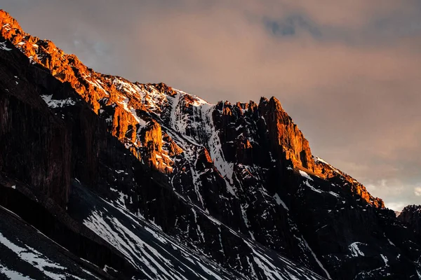 Una Hermosa Vista Paisaje Montañoso Con Picos Cubiertos Nieve —  Fotos de Stock